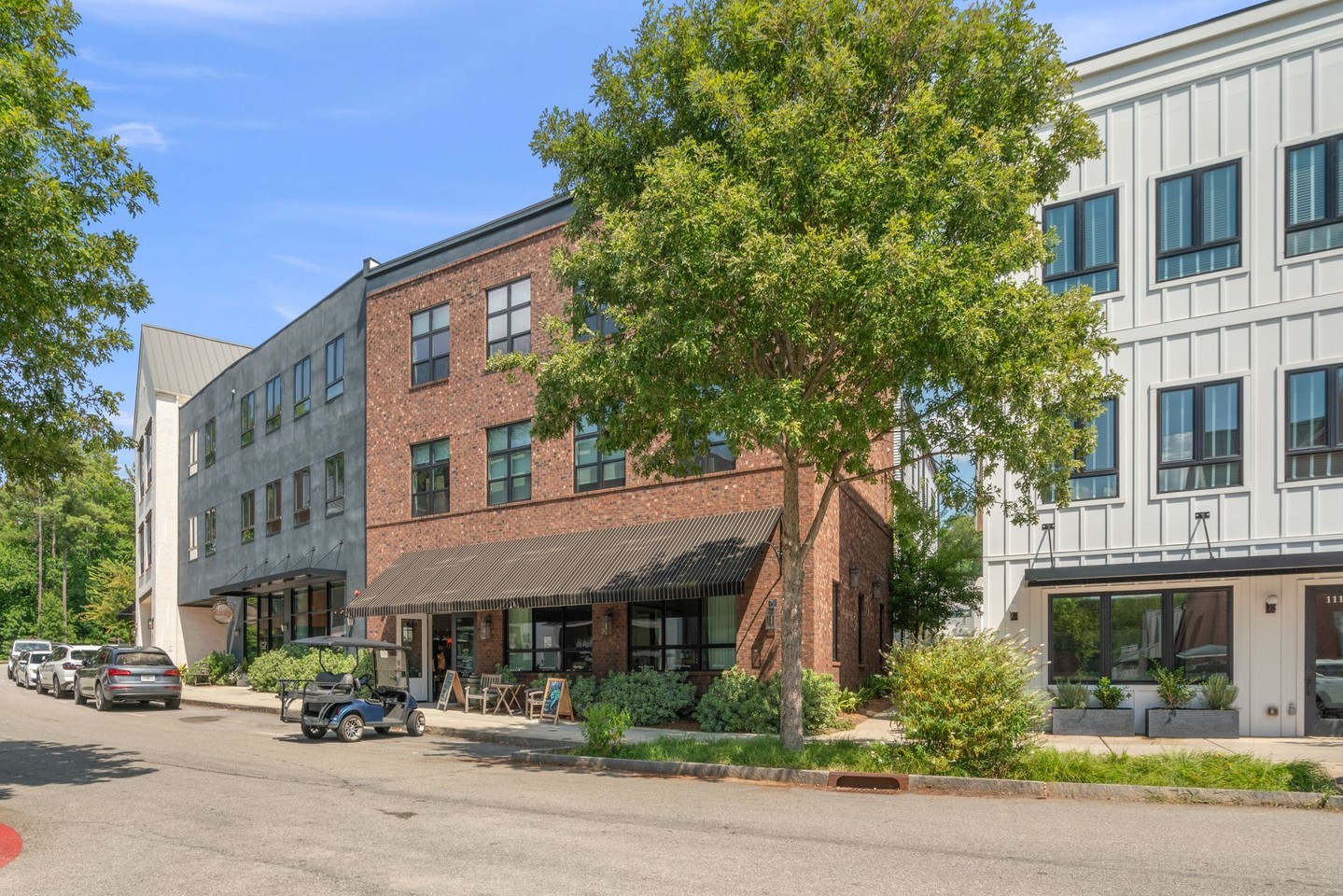 🔑 This fully furnished 2 bed, 2 bath condo in the heart of Mado is available now for lease! Living in the heart of Mado you will have access to Halsa restaurant, Bamboo Juices, Creek Retreat, the Gym, Spa, Yoga, Pilates, Minro Studio, Radical Dough, Nigel's Bananas and Gelato, miles of preserved nature trails, and more! See more details about this perfect condo by tapping the link in our bio and then tapping this post.