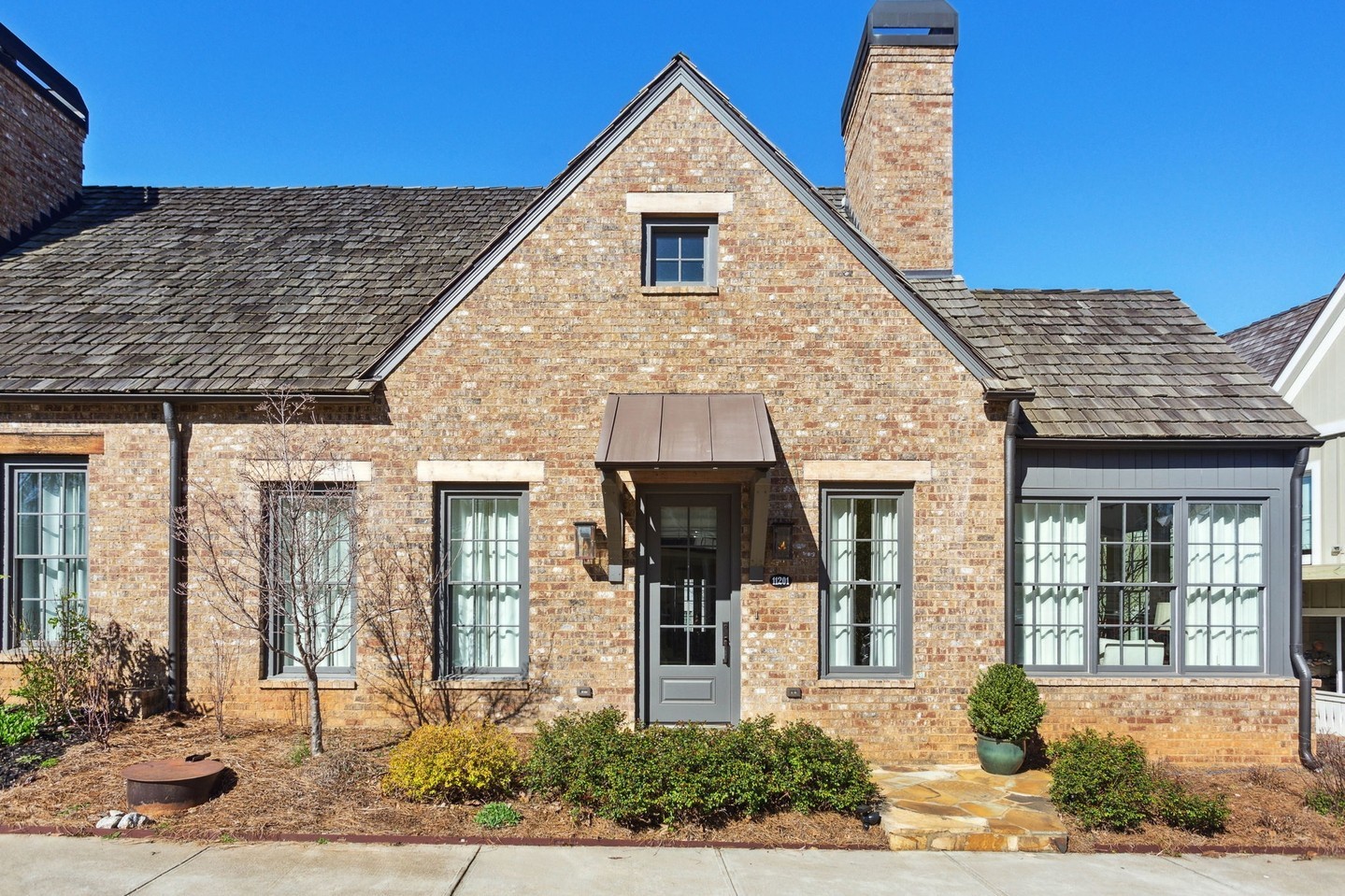 This lovely home in the Mado hamlet is CLOSED!✨ We love the layout of this home, it's perfect for relaxing or entertaining. The screened in porch is perfect for sipping morning coffee and the rock garden patio is a great space for al fresco dining! 🤍