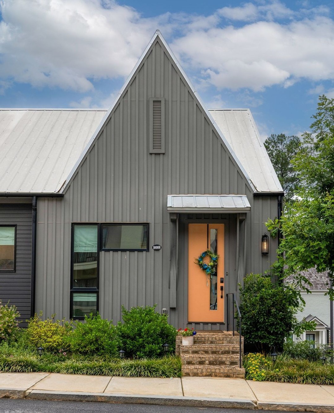 🏡 This 2 bed, 2 bath, townhome offered at $674k in the Mado hamlet of Serenbe is a move-in-ready dream! It's a short distance from cold-pressed juice, coffee shops, restaurants, pilates, yoga, gym, and miles of nature trails! We adore the spacious back porch, seamless open floor plan, primary suite on main, terrace garage currently doubling as a secondary living room + office space, beautiful hardwood floors, vaulted ceilings, and stunning natural light.⁠

Lot 485
10866 Serenbe Lane
⁠
👀 See more details about this home by tapping the 🔗 in our bio, and then tapping this post!