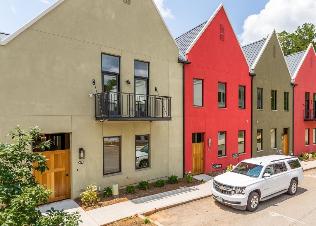 🎃 This fully furnished 2 bed, 2.5 bath escape in the heart of the Mado Hamlet is available for lease starting in October!⁠ Live the Serenbe lifestyle in this stunning designer-furnished townhome. Enjoy being a short distance from restaurants, shops, cold-pressed juice, the Gym, wellness services, and the Spa at Serenbe with nature trails right outside your door. ⁠
⁠
🌾 We love this home's unique private covered entrance and the courtyard. Cozy up in the upstairs reading loft on rainy days. All utilities + WiFi included! Pet-friendly upon approval. ⁠
⁠
🏡 Lot 299⁠
11173 Serenbe Lane⁠
See details at the link in our bio!