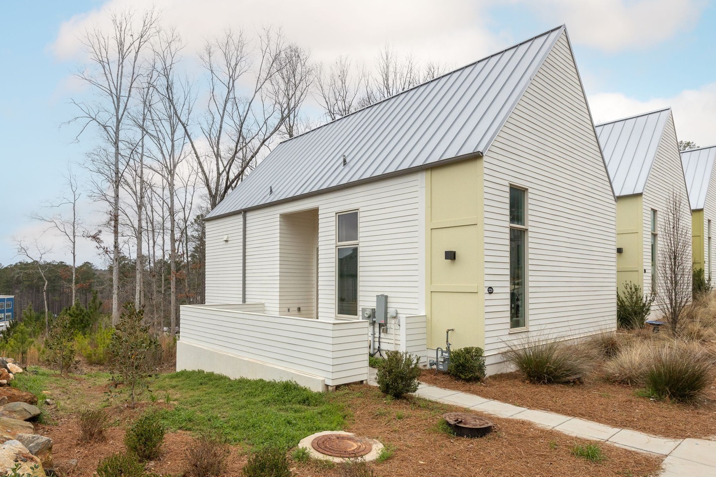 This stunning Danish style saltbox with sweeping sunset views just hit the market in Serenbe! We are loving the vaulted ceilings with wood beams, gorgeous hardwood flooring, floor to ceiling windows, and the covered deck off the living room. See more details about this 3 bed, 2.5 bath home at the link in our bio. ⁠
⁠
🏡 1220 Lupo Loop | Lot 575